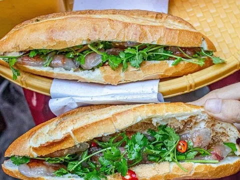 Đến Đà Nẵng, chạy xe tìm đặc sản bánh mì nhân bột lọc bán rong