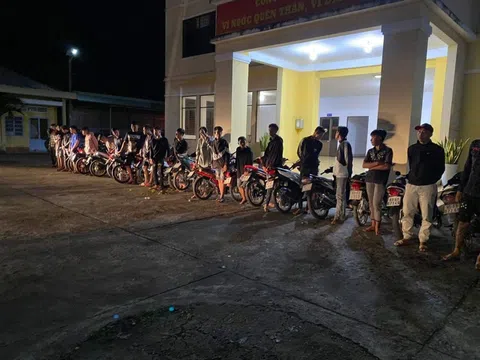 Sóc Trăng: Giao hàng chục đối tượng đua xe, gây rối trật tự cho công an xử lý