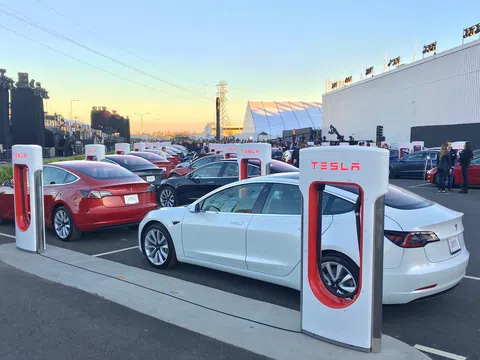 Tesla giảm mạnh giá bán xe điện trên toàn cầu, gây sức ép lên các đối thủ