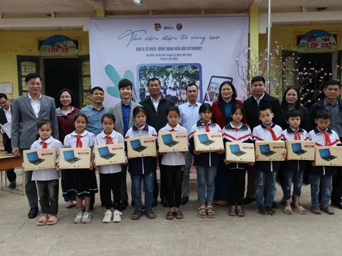 Viện nghiên cứu Truyền thống và Phát triển kết nối “Thư viện điện tử vùng cao” đến với học sinh