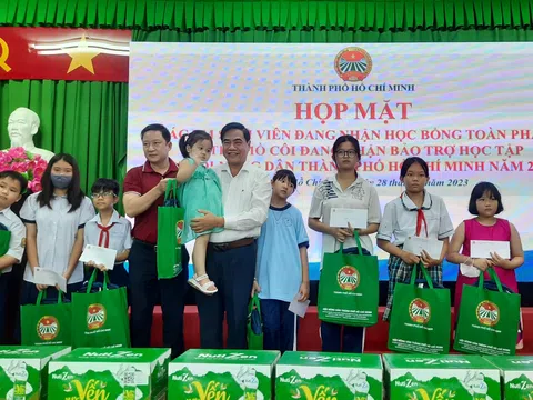 Hội Nông dân TP. Hồ Chí Minh trao học bổng cho học sinh, sinh viên có hoàn cảnh khó khăn