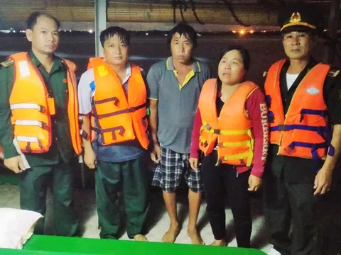 TP. Hồ Chí Minh: Sà lan bị chìm do dông lốc, 2 người dân được giải cứu