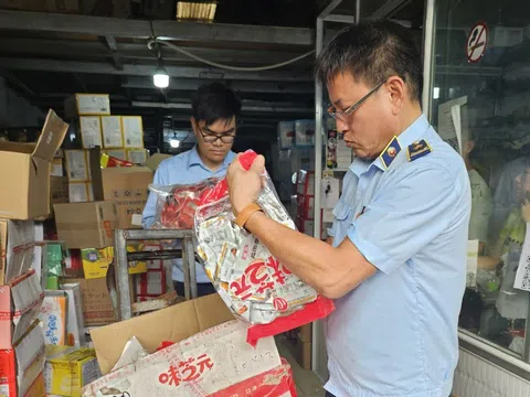 Hà Nội tạm giữ hơn 4.000 sản phẩm thực phẩm có dấu hiệu nhập lậu