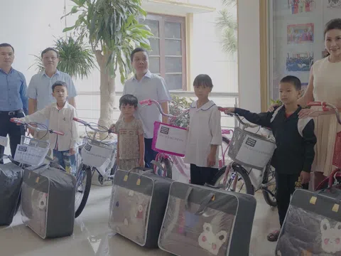Toyota Việt Nam trao học bổng “Vòng tay nhân ái” cho học sinh nghèo Điện Biên