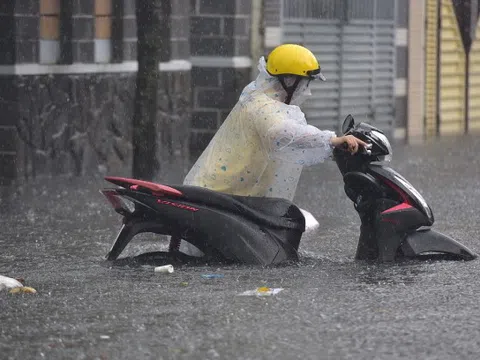Nhiều tuyến đường ở TPHCM ngập sâu sau cơn mưa kéo dài 2 tiếng