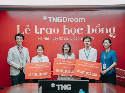 Ba sinh viên Đại học Bách Khoa nhận học bổng TNG Dream