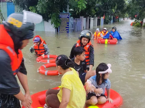 Quân đội, công an Đà Nẵng dầm mưa, giúp dân chạy lụt