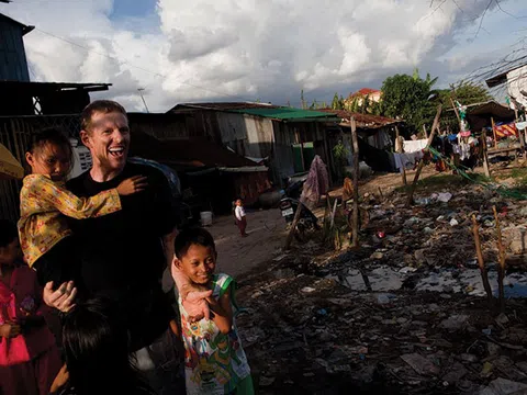 Doanh nhân từ bỏ hào quang Hollywood để tìm đến hạnh phúc chân thực tại một bãi rác ở Phnom Penh