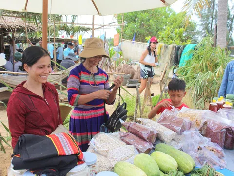 Gần 60 gian hàng sản phẩm địa phương đặc sắc tham dự “Lễ hội Cổ Cò 2024”