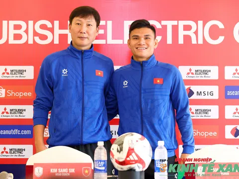 Toàn đội Việt Nam thể hiện quyết tâm giành chiến thắng trước Thái Lan trong trận chung kết lượt đi