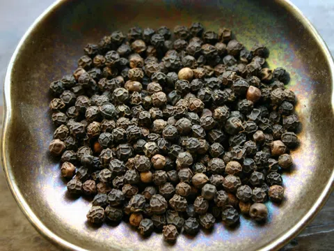 Giá tiêu hôm nay 26/6/2025: Đắk Lắk và Đắk Nông thêm nhiệt ở mức đỉnh 126,000 đồng/kg