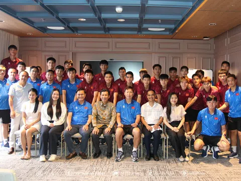 Đại sứ Việt Nam tại Indonesia gặp gỡ, động viên U23 Việt Nam trước trận bán kết với Philippines