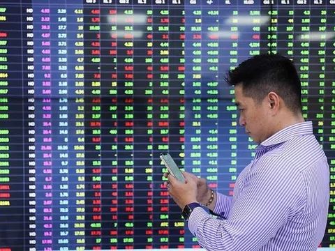 VN-Index vượt mốc kỷ lục, nhà đầu tư nên thận trọng