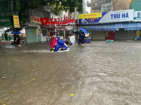 Hà Nội: Nhiều tuyến phố thành sông do ảnh hưởng của cơn bão số 5