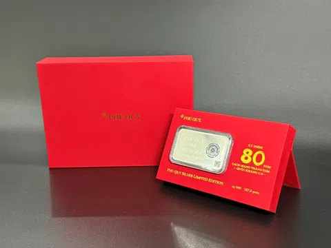 Trung tâm Lưu trữ Quốc gia III tiếp nhận miếng bạc 80 năm Quốc khánh serie 0001 của Phú Quý