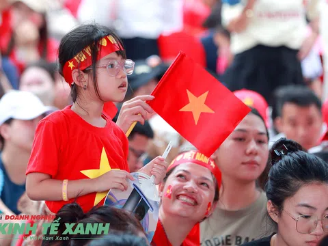 Người dân nô nức đổ ra đường xem sơ duyệt diễu binh, diễu hành