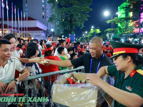 Lực lượng an ninh trật tự nhiệt tình hỗ trợ, giúp đỡ đồng bào xem diễu binh, diễu hành