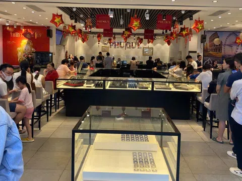 Người mua xếp hàng dài khi giá vàng liên tục vượt đỉnh lịch sử