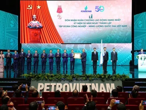 Petrovietnam đón nhận Huân chương Lao động hạng Nhất