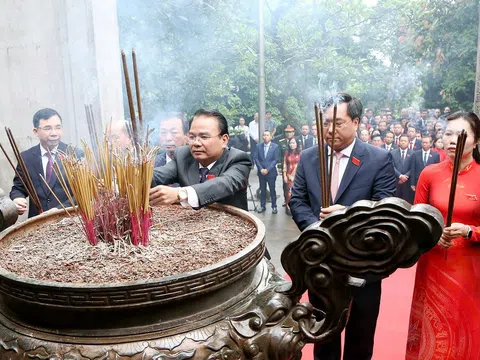 Đại biểu Đại hội Đảng tỉnh Phú Thọ dâng hương tưởng niệm các Vua Hùng