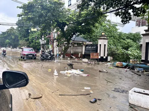 Phường Hà Giang sau lũ tan hoang, người dân tất bật dọn dẹp