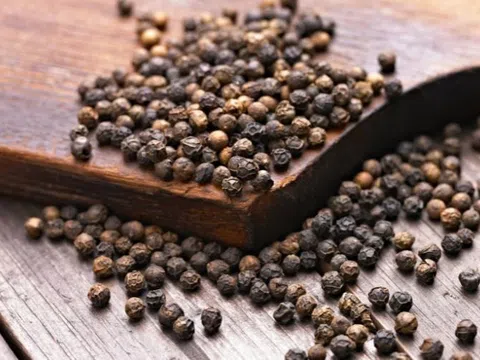 Giá tiêu hôm nay 12/10/2025: Giữ ổn định 147.600 đồng/kg, thị trường chờ tín hiệu xuất khẩu mới