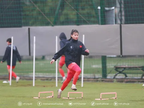 Đội tuyển nữ Việt Nam tập luyện trong mưa rét, chuẩn bị cho chuyến tập huấn tại Nhật Bản