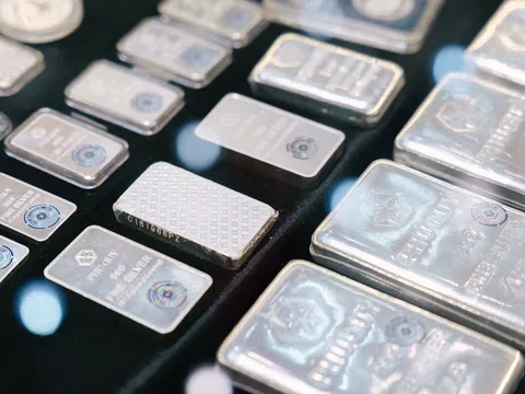 Nhà đầu tư tiếc nuối vì bán bạc mua chứng khoán