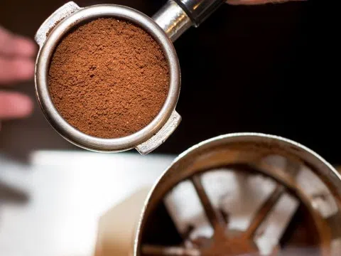 Giá cà phê hôm nay 13/12/2025: Hai sàn cùng giảm mạnh, robusta chạm đáy trong gần 4 tháng