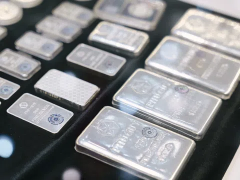 Giá bạc cán mốc 82 triệu đồng/kg, Phú Quý thông báo “hết hàng”