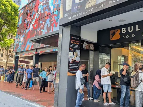 Singapore: Hàng trăm khách xếp hàng chờ mua bạc, BullionStar hẹn trả hàng sau 3 tháng