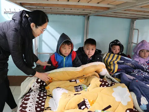 Mùa đông vùng cao và những lớp học được sưởi ấm bằng tình thương của thầy, cô giáo