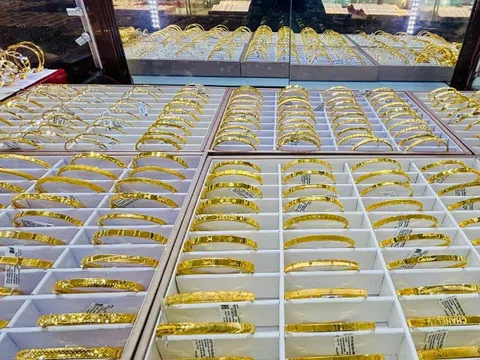 Giá vàng hôm nay 23/1/2026: Vàng thế giới vượt mốc 4.900 USD/ounce, vàng trong nước giảm mạnh