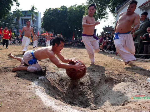 Rộn ràng hội vật cầu truyền thống làng Thúy Lĩnh