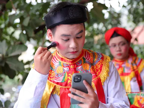 Trai làng Triều Khúc nô nức hóa trang giả gái múa bồng