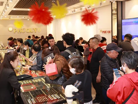 Người mua đổi “khẩu vị” ngày vía Thần Tài: Xếp hàng mua bạc đông không kém vàng