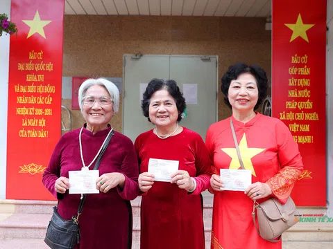 Cử tri Hà Nội nô nức đi bầu cử đại biểu Quốc hội khóa XVI và HĐND các cấp