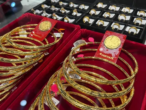 Giá Vàng tăng thêm gần 5 triệu đồng/lượng,  đồng USD quay đầu giảm