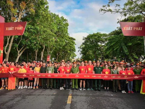 Cần Thơ rực đỏ với hơn 6.000 người tham gia chương trình “Cùng Việt Nam Tiến Bước”