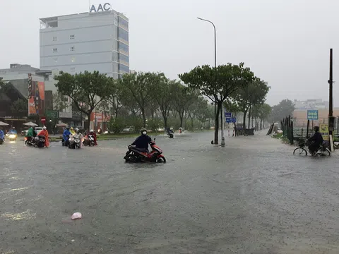 Đường phố Đà Nẵng thành “bể bơi giao thông” do mưa lớn kéo dài