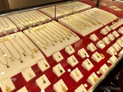 Giá vàng SJC chỉ giảm nhẹ bất chấp vàng thế giới xuống đáy 2 tuần