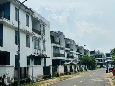 Những căn nhà giá hàng chục tỷ đồng mỗi căn “phơi nắng mưa” nhiều năm, giá vẫn tăng đều