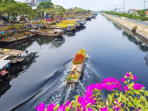 Mua hoa ế cho tiểu thương chiều 30 tết, cả người bán lẫn người mua nức lòng