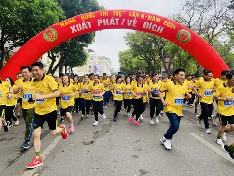 Hơn 400 cán bộ, chiến sĩ Công an thành phố Hà Nội hào hứng tham gia tranh tài giải chạy "Nâng bước trí tuệ"