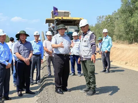 Thủ tướng kiểm tra công trường và động viên cán bộ, công nhân tại các dự án giao thông trọng điểm