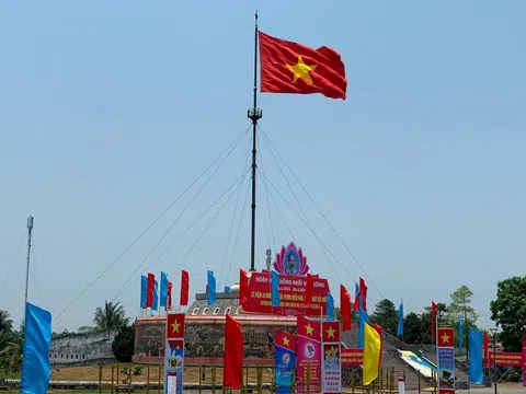 Thiêng liêng Lễ Thượng cờ “Thống nhất non sông” tại Đôi bờ Hiền Lương - Bến Hải