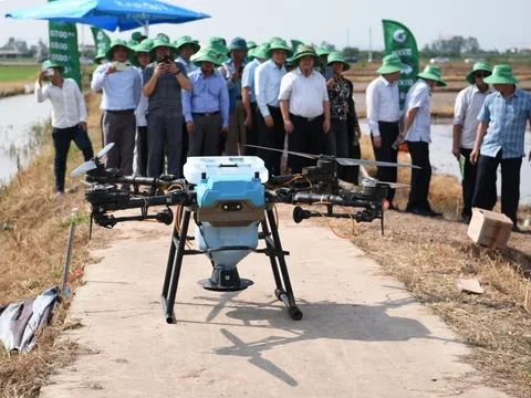 Vận hành máy bay canh tác trên cánh đồng công nghệ thông minh tại Bắc Ninh