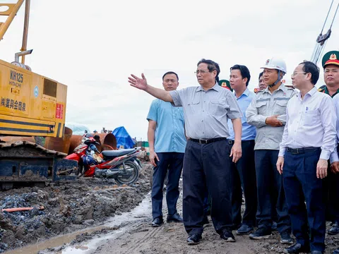 Thủ tướng: Quyết tâm hoàn thành 1.200km cao tốc để cơ bản giải quyết vấn đề giao thông cho Đồng bằng sông Cửu Long