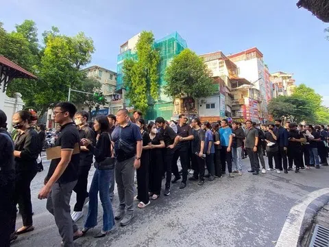 Từng đoàn người dân xếp hàng từ sáng sớm chờ vào viếng Tổng Bí thư Nguyễn Phú Trọng