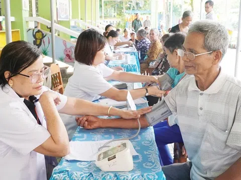 Bảo đảm đời sống cho người cao tuổi để làm sao 'bụng thì phải no, ốm đau có người chăm sóc'